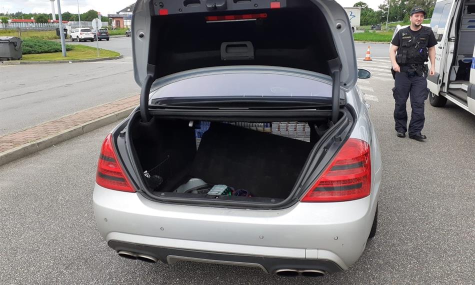 2020-7-2-1230Bulhaři_cigarety v tajných schr_1.jpg